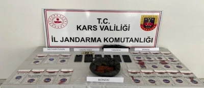 Kars&rsquo;ta zehir tacirlerine darbe: 7 tutuklama, uyuşturucu ve sahte dolar ele ge&ccedil;irildi
