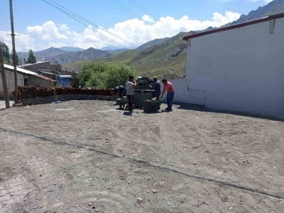 Kars&rsquo;ta2 k&ouml;y modern yollara kavuşuyor: Kilit parke &ccedil;alışmaları başladı
