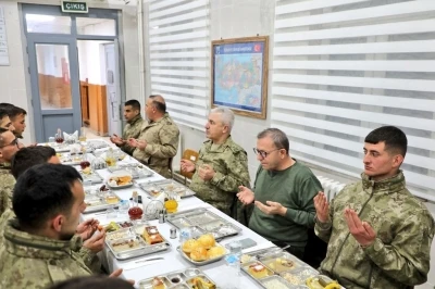 Kars Valisi Polat, iftarını sınırda Mehmet&ccedil;ik ile a&ccedil;tı
