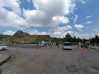Kars yaz turizminin g&ouml;zdesi oldu: Tarih, doğa ve k&uuml;lt&uuml;r bir arada
