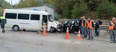 Karşı şeride geçen minibüsle otomobil kafa kafaya çarpıştı: 1 yaralı
