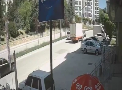 Karşı şeride ge&ccedil;en otomobil, kamyonetle &ccedil;arpıştı: O anlar kameraya yansıdı
