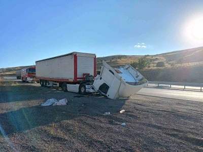 Karşı şeride geçen tır, devrilerek ikiye ayrıldı
