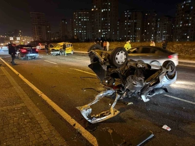 Karşı yola ge&ccedil;en otomobil taksi ile &ccedil;arpıştı: 1&rsquo;i ağır 3 yaralı

