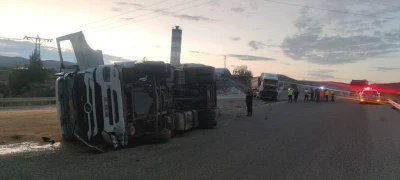 Karşı yola geçen tır, başka bir tıra çarptı: 2 yaralı
