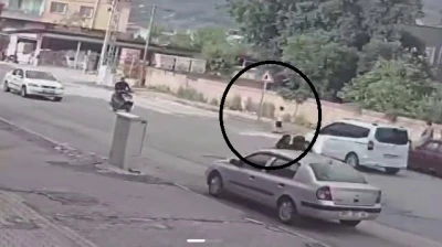 Karşıya ge&ccedil;meye &ccedil;alışan dalgın &ccedil;ocuk araca &ccedil;arptı
