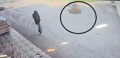 Karşıya ge&ccedil;meye &ccedil;alışan kadına otomobil &ccedil;arptı: Kaza anı kamerada
