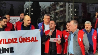 Karşıyaka&rsquo;da 7 aydır maaş alamayan iş&ccedil;iler belediye kapısında
