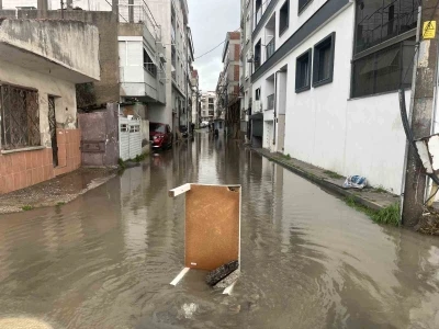 Karşıyaka&rsquo;da sağanak sonrası sokaklar g&ouml;le d&ouml;nd&uuml;
