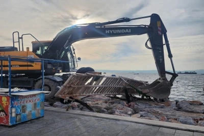 Karşıyaka’daki kaçak iskeleler yıkılıyor
