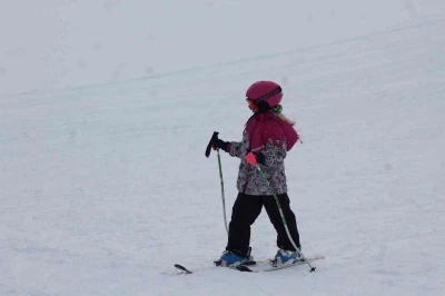 Karslı &ccedil;ocuklar Sarıkamış&rsquo;ta kayak &ouml;ğreniyor
