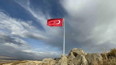 Karslı köylülerin 20 yıllık hayali: Ermenistan sınırına Türk bayrağı diktiler
