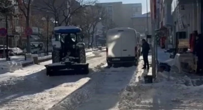 Karsta esnaf karla m&uuml;cadeleye satış yaptığı trakt&ouml;rlerle destek verdi
