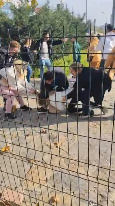 Kartal Anadolu Adliyesi önünde iki aile arasında yumruk yumruğa kavga çıktı
