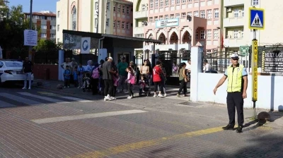 Kartal Belediyesi zabıta ekiplerinden okullarda güvenli trafik uygulaması
