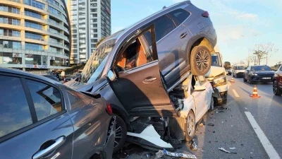 Kartal&rsquo;da 4 aracın karıştığı zincirleme kaza: 5 yaralı
