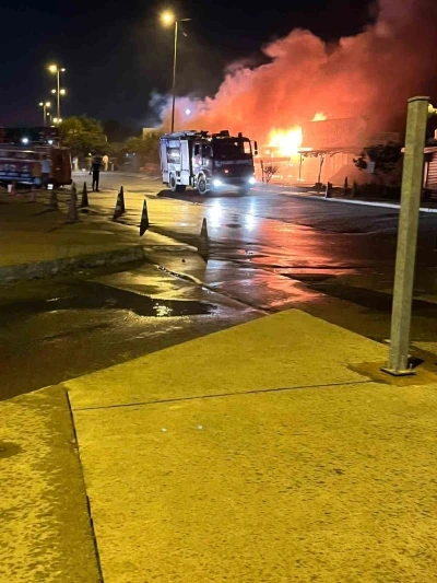 Kartal’da balıkçı barınağı alev alev yandı
