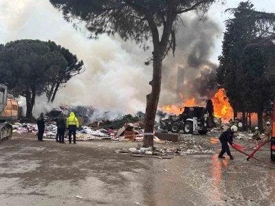 Kartal&rsquo;da &ccedil;&ouml;pl&uuml;k alanda korkutan yangın: G&ouml;ky&uuml;z&uuml; dumanlarla kaplandı
