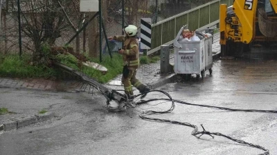 Kartal&rsquo;da hafriyat kamyonu elektrik tellerine takıldı: Olay ucuz atlatıldı
