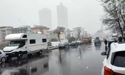 Kartal&rsquo;da kısa s&uuml;reli kar yağışı etkili oldu
