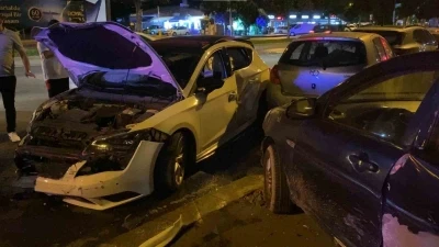 Kartal’da kontrolden çıkan otomobil park halindeki araçlara çarptı: 2 yaralı
