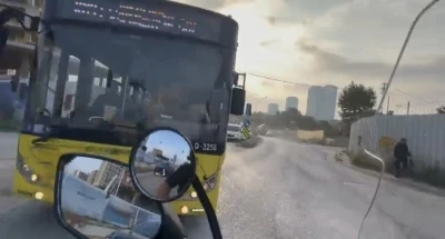 Kartal&rsquo;da korku dolu anlar: İETT otob&uuml;s&uuml; kırmızıda ge&ccedil;ti, motosikletli son anda durabildi
