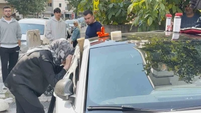 Kartal’da otomobilde kilitli kalan 2 yaşındaki çocuk cam kırılarak kurtarıldı
