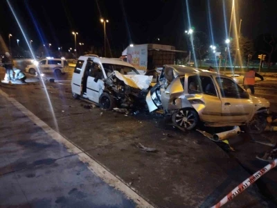 Kartal&rsquo;da sahil yolunda hafif ticari ara&ccedil; park halindeki otomobile &ccedil;arptı: 4 yaralı
