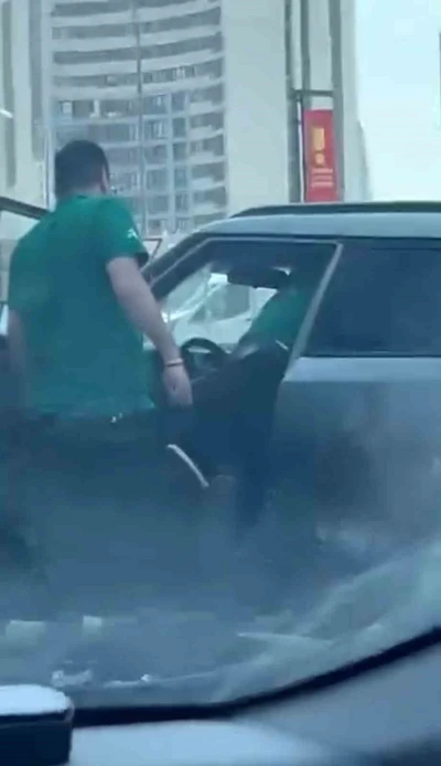 Kartal&rsquo;da trafik kazası sonrası &ccedil;ıkan kavga kamerada
