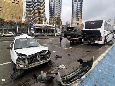 Kartal Sahili&rsquo;nde zincirleme kaza: 1&rsquo;i ağır 3 yaralı
