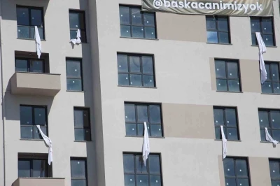 Kartalkaya faciasının sembolü çarşafları binanın penceresinden sarkıttı
