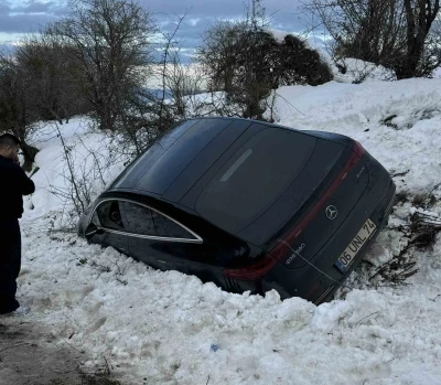 Kartalkaya yolunda l&uuml;ks ara&ccedil; kara saplandı
