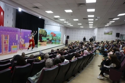 Kartepe&rsquo;de &ccedil;ocuklara "K&uuml;&ccedil;&uuml;k Cesaretler Kul&uuml;b&uuml;" oyunu sahnelendi
