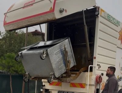 Kartepe’de çöp konteynerleri özel araçla dezenfekte ediliyor
