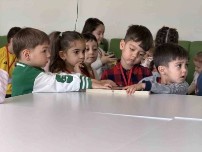 Kartepe&rsquo;de minikler K&uuml;t&uuml;phaneler Haftası&rsquo;nı m&uuml;zikli masallarla kutladı
