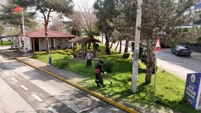 Kartepe&rsquo;de yeşil alanlarda bakım ve temizlik &ccedil;alışmaları s&uuml;r&uuml;yor
