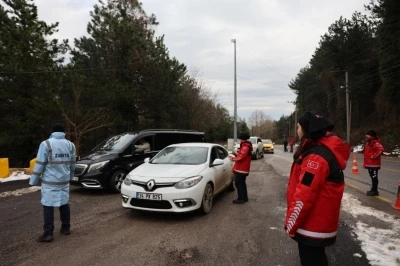 Kartepe yolunda s&uuml;r&uuml;c&uuml;lere kış lastiği ve g&uuml;venli s&uuml;r&uuml;ş uyarısı
