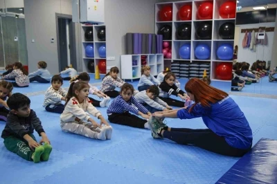 Kaş Ova Spor Salonu Kaşlı &ccedil;ocukların ortak buluşma noktası oldu
