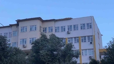 Kaş&rsquo;ta fırtına bir okulun &ccedil;atısına zarar verdi
