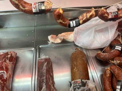 Kasap dükkanının üretim bölümüne giren zabıtalar şok oldu
