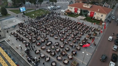 Kasapoğlu ve Vali &Ouml;zkan vatandaşlarla iftarda buluştu
