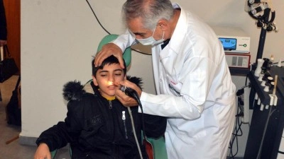 Kaşıntı şikayetiyle hastaneye giden Emirhan'ın burnundan &ccedil;ekirdek ve pipet par&ccedil;ası &ccedil;ıktı