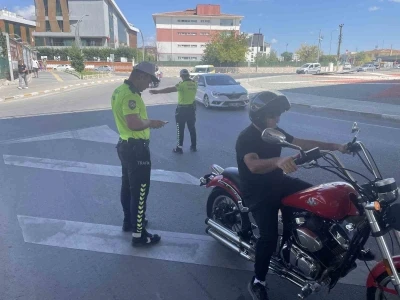 Kask takmayan 4 sürücüye: 3 bin 972 lira ceza
