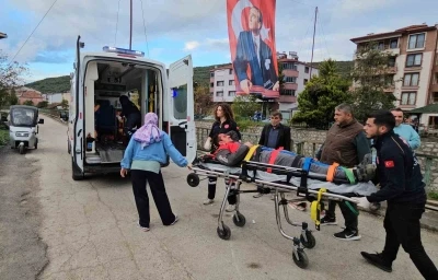 Kasksız motosiklet sürücüsü kazada yaralandı
