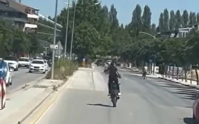 Kasksız ve plakasız şekilde &ouml;nce tek teker &uuml;zerinde ilerledi, sonra kırımızı ışıkta ge&ccedil;ti
