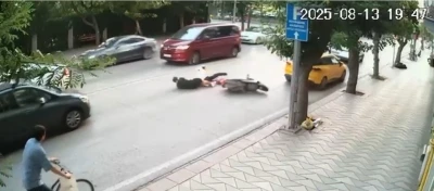 Kasksız yolcu taşıyan sürücü motosikleti yere yatırdı
