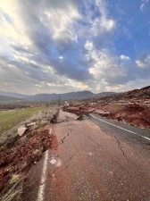 Kasrik&rsquo;te heyelan alarmı: K&ouml;y yolu &ccedil;&ouml;kt&uuml;, ulaşım durdu