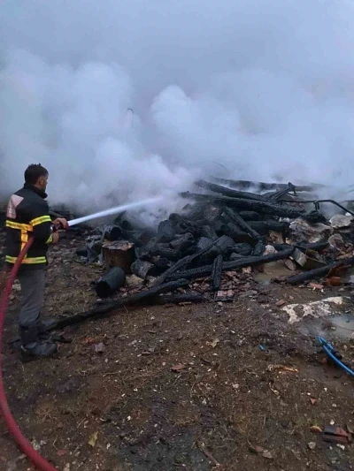 Kastamonu’da alevlere teslim olan ahşap ev küle döndü
