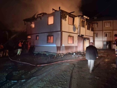 Kastamonu&rsquo;da alevlere teslim olan iki katlı ev kullanılamaz hale geldi
