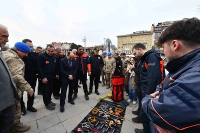 Kastamonu&rsquo;da arama ve kurtarma ekiplerinin kullandığı malzemeler sergilendi
